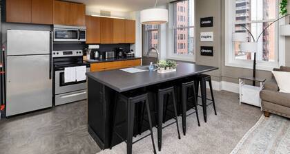 Downtown Dream 2br w/ City Views 2 blocks to Court