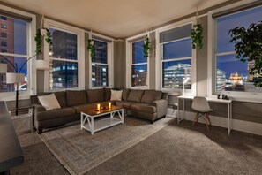 Smart TV - Downtown Dream 2br w/ City Views 2 blocks to Court (Des Moines)
