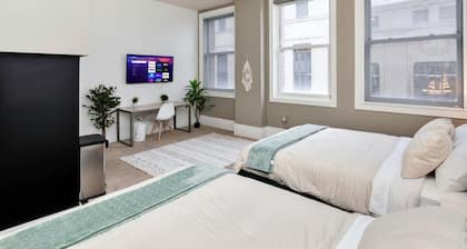 2 units in 1! Silver Screen Getaway - Downtown Dsm
