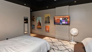 Een bureau, een strijkplank/strijkijzer, gratis wifi, beddengoed