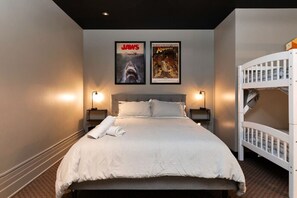 Desk, iron/ironing board, free WiFi, bed sheets - 2 units in 1! Silver Screen Getaway - Downtown Dsm (Des Moines)