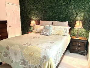 2 sovrum, skrivbord, strykjärn/strykbräda och resesäng