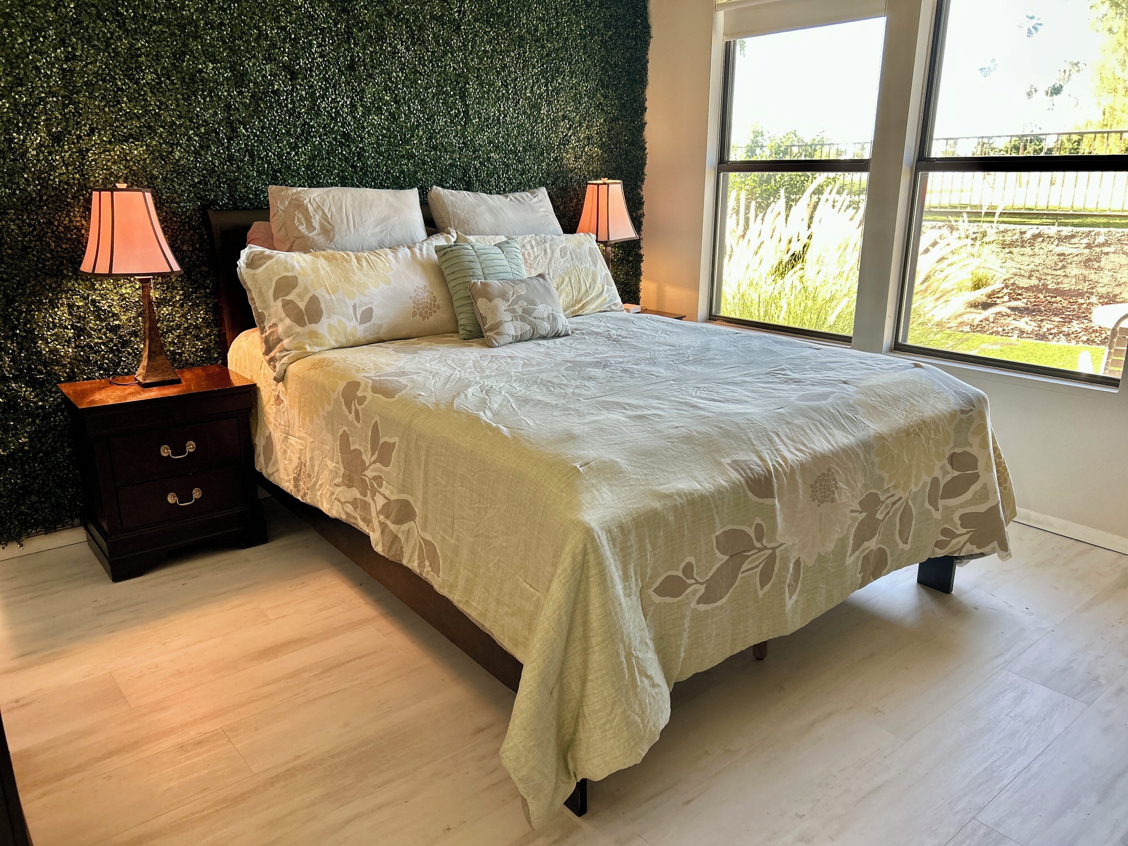 2 habitaciones, escritorio y tabla de planchar con plancha 