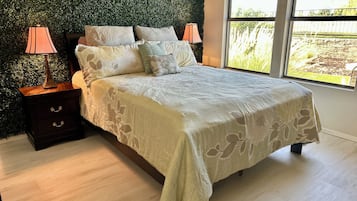 2 habitaciones, escritorio y tabla de planchar con plancha