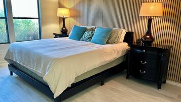 2 室のベッドルーム、デスク、アイロン / アイロン台、旅行用ベビーベッド