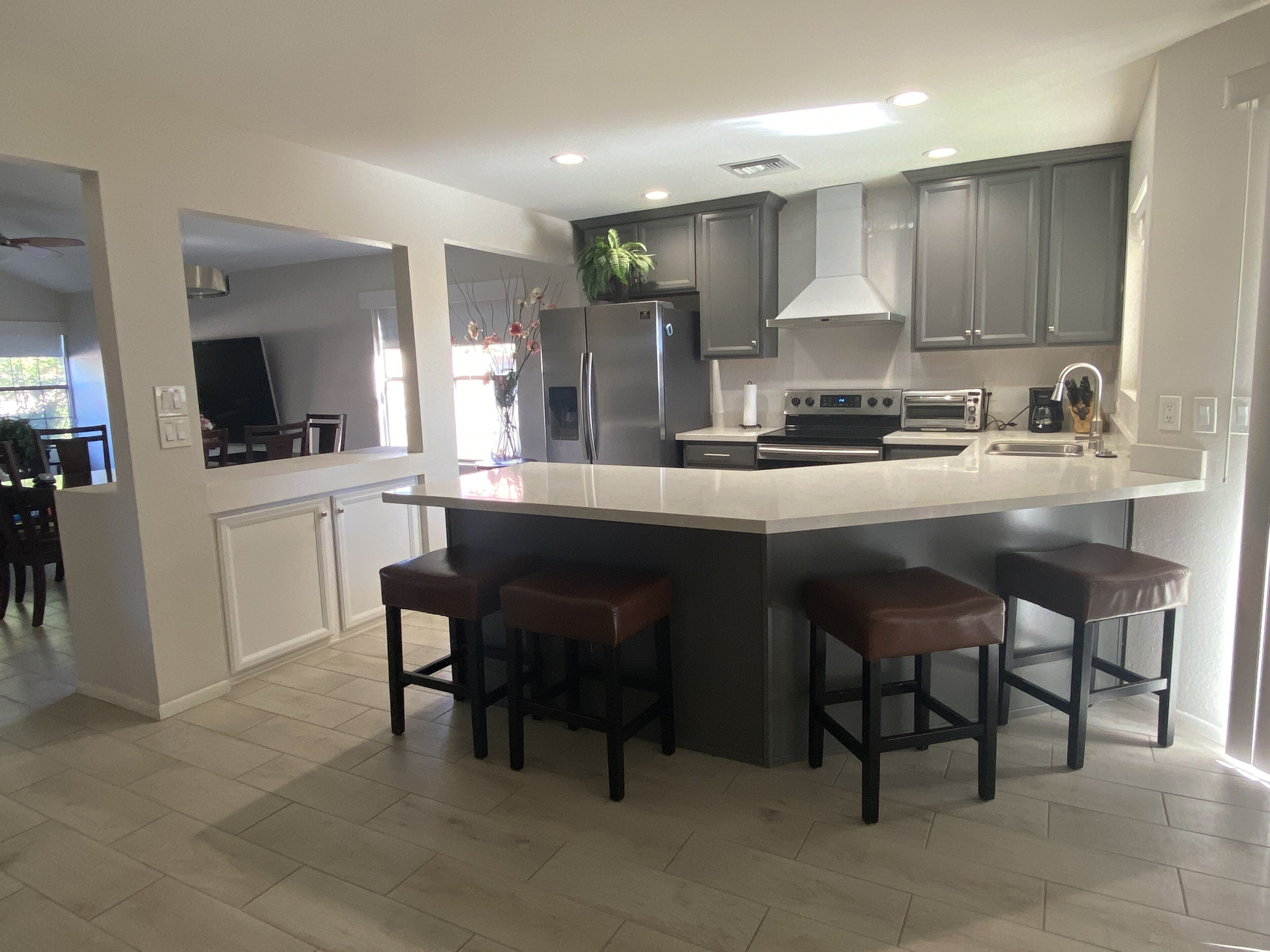 冷蔵庫、電子レンジ、オーブン、コンロ