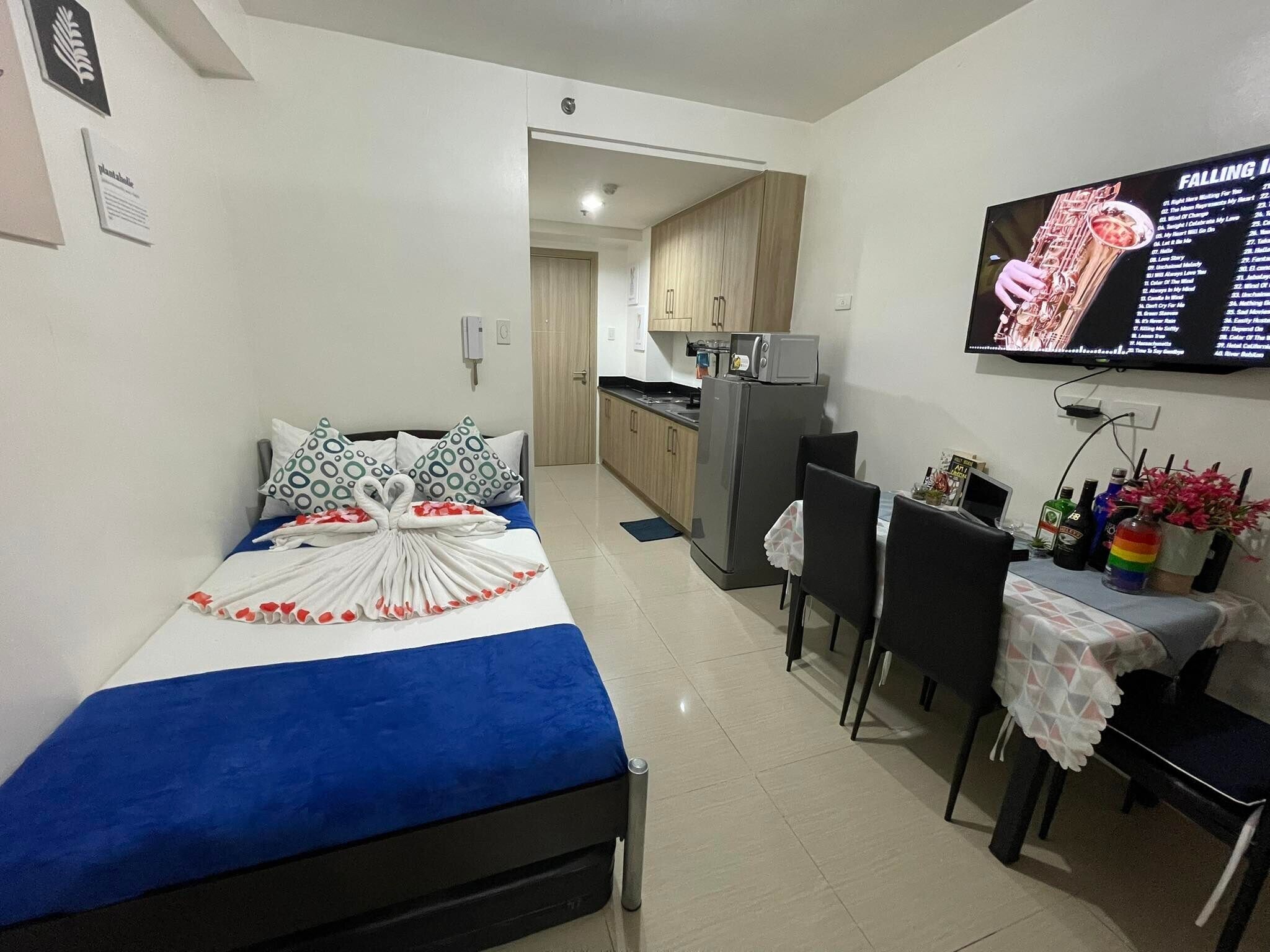 1 habitación, muebles diferentes y escritorio 