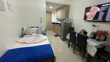 1 habitación, muebles diferentes y escritorio