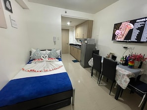 Condo família, várias camas, sacada | 1 quarto, individualmente mobiliados, escrivaninha
