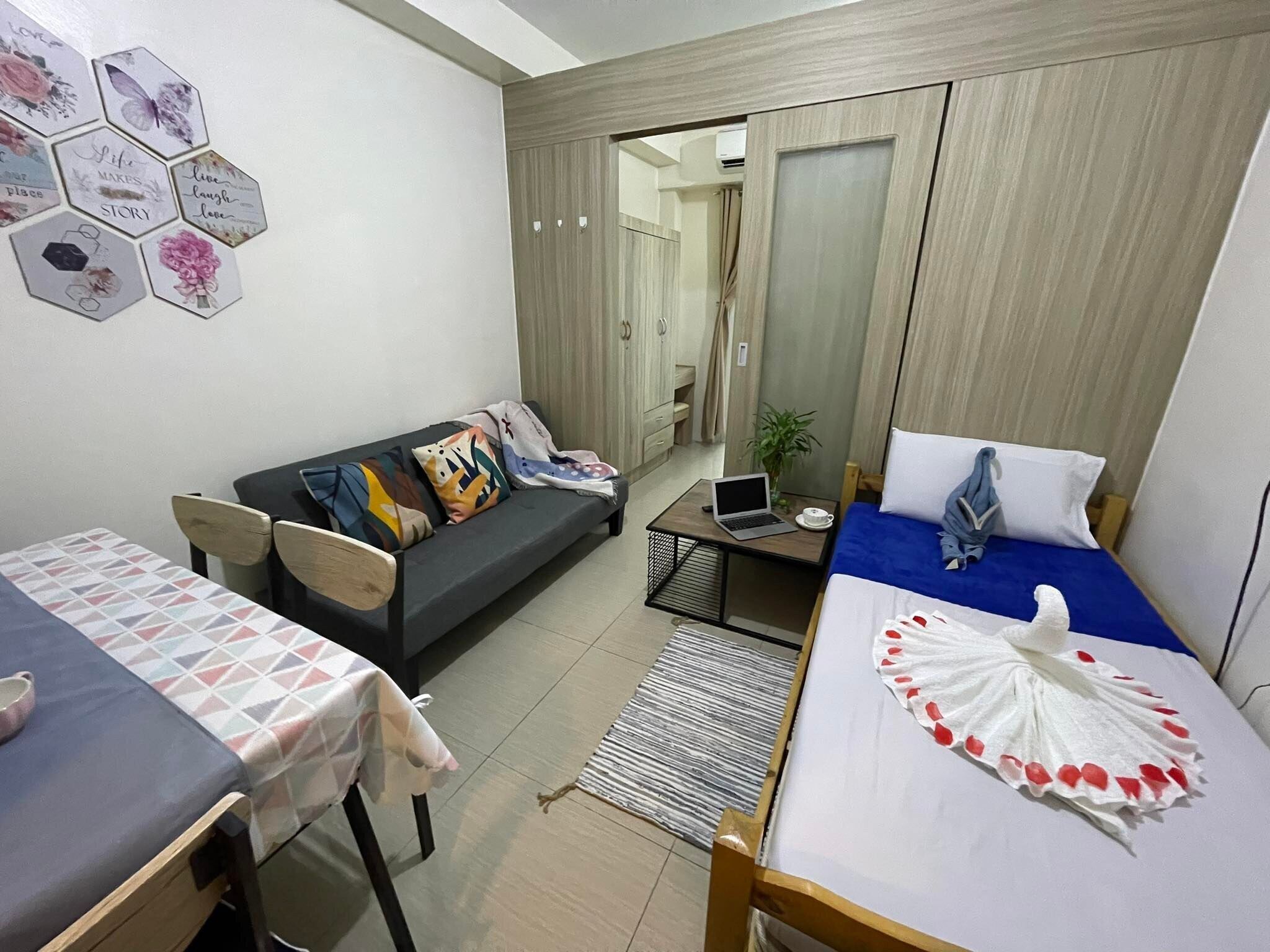 1 habitación, muebles diferentes y escritorio 