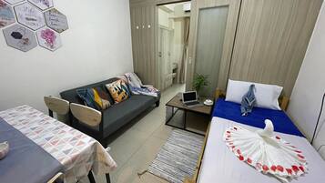 1 habitación, muebles diferentes y escritorio