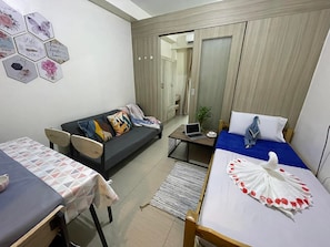 1 quarto, individualmente mobiliados, escrivaninha