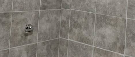 Douche, sèche-cheveux, serviettes fournies, savon