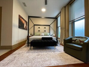 2 bedrooms, in-room safe, free WiFi, bed sheets - The Top Shelf on the Bourbon Trail in Historical Downtown Versailles (Versailles)