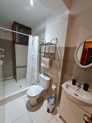 Toalhas de banho, sabonete, shampoo, papel higiênico