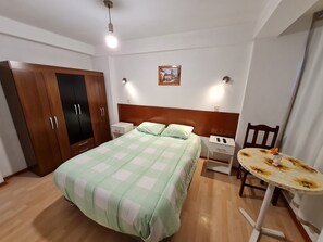 2 bedrooms, desk, iron/ironing board, WiFi