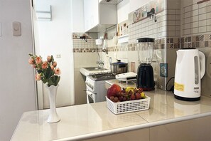 Kühlschrank, Mikrowelle, Wasserkocher, Toaster