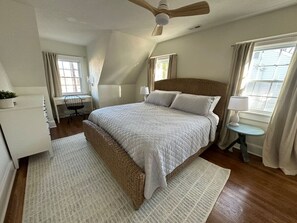 3 bedrooms, desk, iron/ironing board, travel cot - The Breaker-2 Blks from Beach (Virginia Beach)