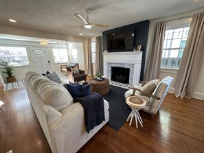 TV, fireplace