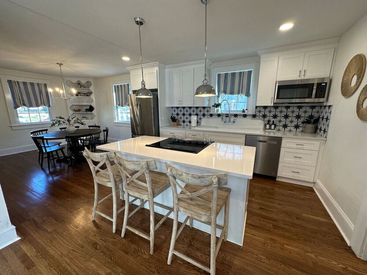 Kjøleskap, mikrobølgeovn, ovn og kokeplater