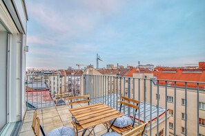 Outdoor dining - Cool Maisonette 2BR apartment with Elevator by Blueground (Vienna)