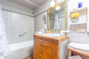 Bruser, hårtørrer, bidet, håndklæder