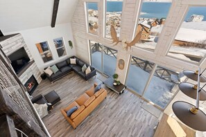 Smart TV, caminetto, tavolo da calcetto