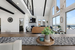 TV connectée, cheminée, baby-foot