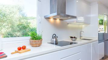 Een koelkast, een microgolfoven, een oven, een kookplaat