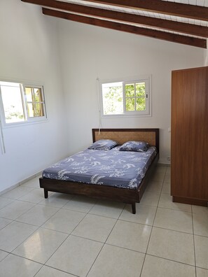 2 bedrooms, iron/ironing board, WiFi, bed sheets - Appartement Spacieux, Moderne, Équipé, 800 m D'une Plage (PETIT-CANAL)