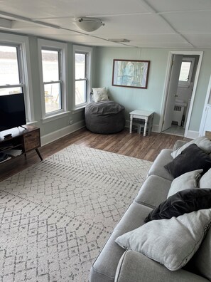 Smart TV, books - Waterfront House on the Upper Chesapeake Bay (Elkton)