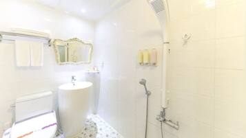 Phòng đôi Deluxe | Phòng tắm | Buồng tắm vòi sen, đồ dùng nhà tắm được thiết kế riêng, máy sấy tóc