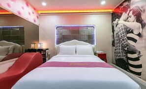 Premium bedding, free minibar, individually decorated, desk