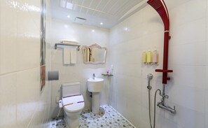 Deluxe Double Room | Bilik Mandi | Pancuran mandi, kelengkapan dandanan diri berjenama, pengering rambut 