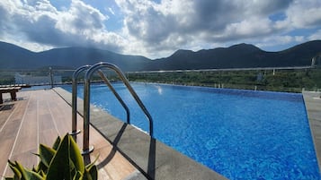 Hồ bơi sân thượng
