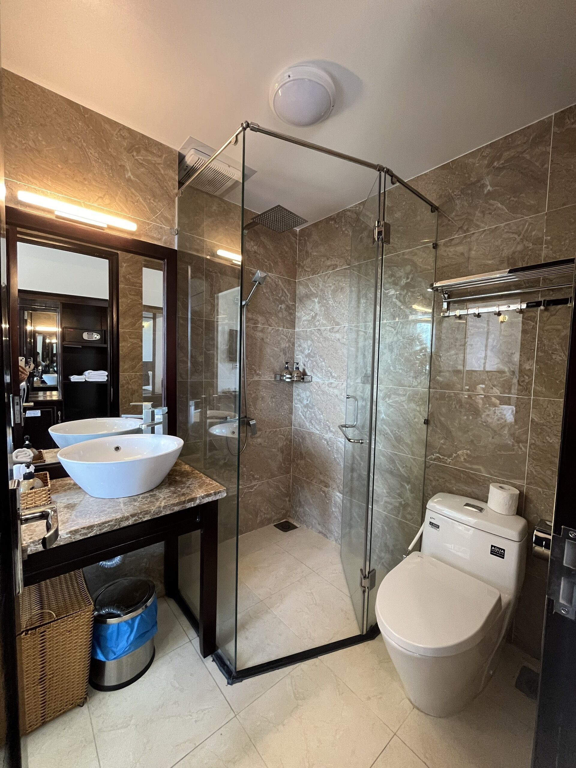 Douche, douche à « effet pluie », sèche-cheveux, chaussons
