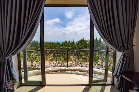 Deluxe Double Room | Free minibar items, in-room safe, desk, soundproofing. Con Son Blue Sea