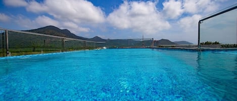 2 outdoor pools