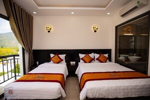 高级三人房 | 免费迷你吧物品、客房内保险箱、办公桌、隔音