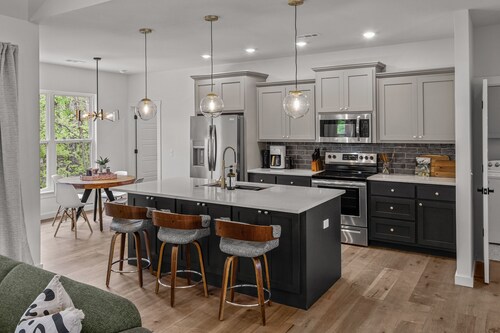 Pet-Friendly Bella Vista Home w/ King Bed, Kitchen & Trail Access