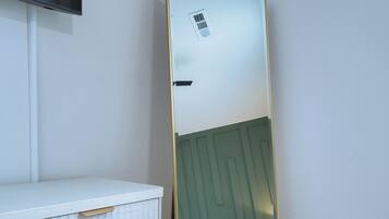 3 habitaciones, escritorio, tabla de planchar con plancha y wifi gratis