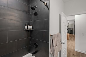 Dusche, Haartrockner, Handtücher, Seife