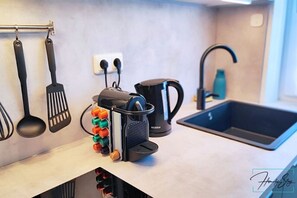 Réfrigérateur, plaque de cuisson, lave-vaisselle, cafetière/bouilloire