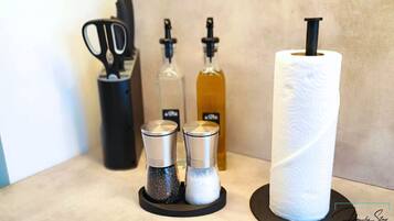 Secador de cabelo, toalhas de banho