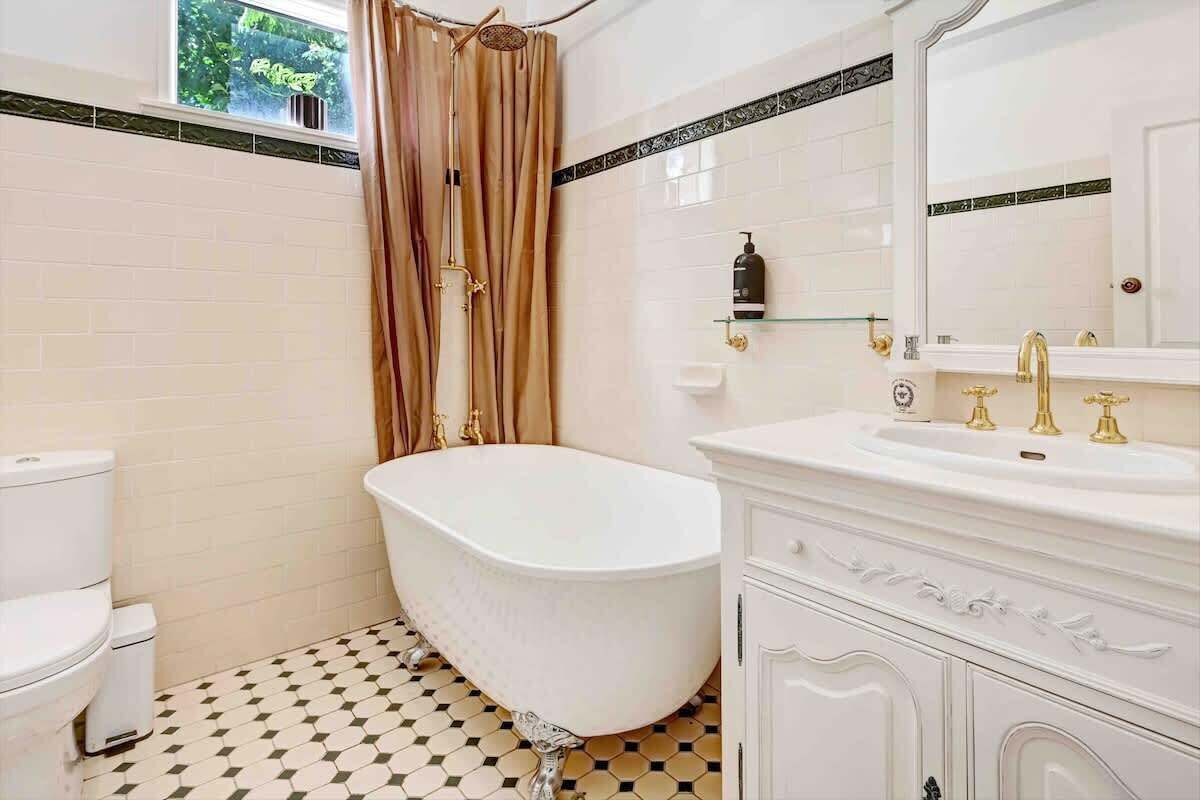 Een douche, een haardroger, handdoeken