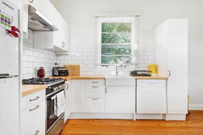 Jääkaappi, mikroaaltouuni, uuni, liesi