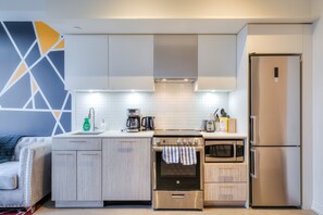 Fridge, microwave, oven, stovetop - Fancy 2BR Suite in Jarvis (Toronto)
