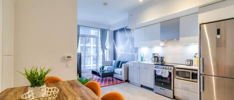 Kylskåp, mikrovågsugn, ugn och spishäll