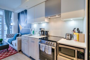 Geladeira, micro-ondas, fogão, cooktop