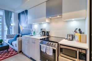 Geladeira, micro-ondas, fogão, cooktop